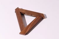 جوت – حامل القهوة خشبي بتصميم مثلثي