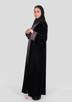 عباية مخمل مفتوحة بتطريز أمامي وعلى الأكمام مع طرح...