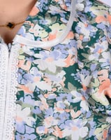 زي عاملة منزلية بتصميم زهور