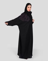 عباية سوداء بنقش امامي