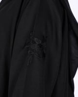 عباية سوداء بنقشة ورد و قصة واسعة