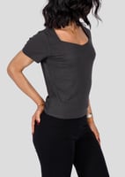 تيشيرت نسائي بقصة رقبة مربعة