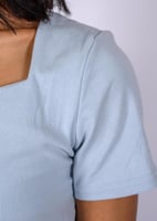 تيشيرت نسائي بقصة رقبة مربعة