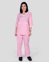 زي عاملة منزلية بلون وردي مخطط