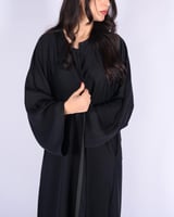عباية نسائية سوداء بسحاب أمامي وجيوب جانبية