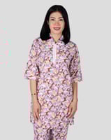 زي عاملة منزلية بتصميم زهور