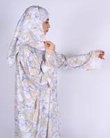 طقم صلاة كامل بنقشة ورود وغطاء رأس