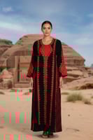 زي شمالي أسود بتطريز أحمر