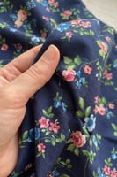 قماش رايون مشجر بنقشة الورد الريفي