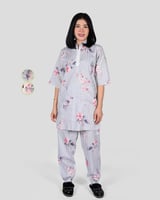 زي عاملة منزلية بتصميم ورود