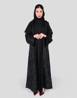 عباية سوداء بنقشة ورد داكنة