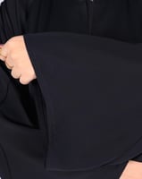 عباية سوداء نسائية بتصميم مخيط