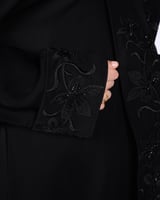 عباية رسمية سوداء بخامة ناعمة وتطريز أسود