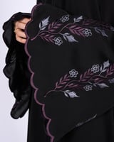 عباية سوداء بقصة اكمام واسعة