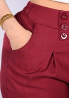 بنطلون واسع بخصر عالي وأزرار جانبية