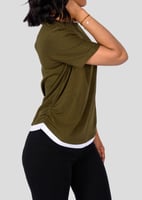 تيشيرت نسائي زيتي بطبعة امامية