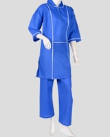 زي عاملات كويتي أزرق بخطوط بيضاء أنيقة