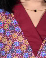 زي عاملات منزلية برقبة واسعة