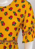 جلابية شالكي تراثية بنقشة الورد والهدب الذهبي