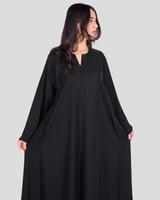عباية نسائية سوداء بجيوب جانبية