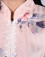 زي عاملة منزلية بتصميم ورود