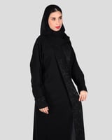 عباية رسمية سوداء بخامة ناعمة وتطريز أسود