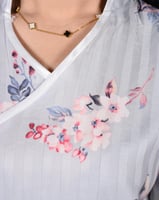 زي عاملة منزلية بتصميم ورود