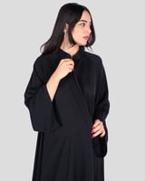 عباية نسائية سوداء واسعة بياقة قصيرة محتشمة