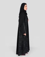عباية سوداء بنقشة ورد داكنة