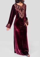 جلابية مخمل نسائي مطرزة