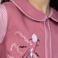 مريول إبتدائي وردي بتصميم كويتي من ذو الجناحين