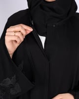 عباية سوداء بتطريز ازهار