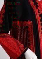 زي شمالي أسود بتطريز أحمر