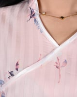 زي عاملة منزلية بتصميم ورود