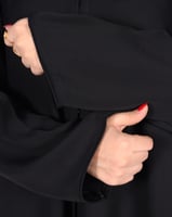 عباية نسائية سوداء بجيوب جانبية