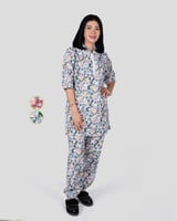 زي عاملة منزلية بتصميم زهور