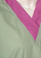 زي عاملات بفتحة رقبة مريحة