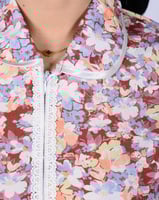 زي عاملة منزلية بتصميم زهور