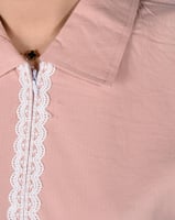 زي عاملة منزلية بياقة