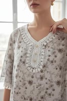 جلابية بنقوش ورد ودانتيل أبيض