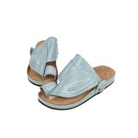 حذاء شرقي طبي