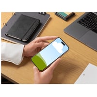 شخص يتصفح الهاتف في المكتب