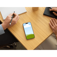 هاتف على الطاولة اثناء اجتماع