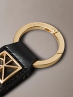 ميدالية من كالفن كلاين