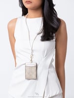 اي دي هولدر باللون البني من كوتش