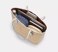 حقيبة توت كبيرة باللون والبيض والبيج من كوتش