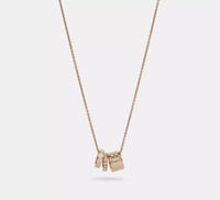 عقد نسائي من كوتش باللون الروز قولد