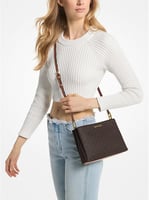 حقيبة سجنتشر باللون البني من مايكل كورس