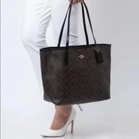 حقيبة توت كبيرة باللون والاسود والبني من كوتش