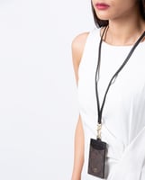 اي دي هولدر باللون الاحمر من كوتش